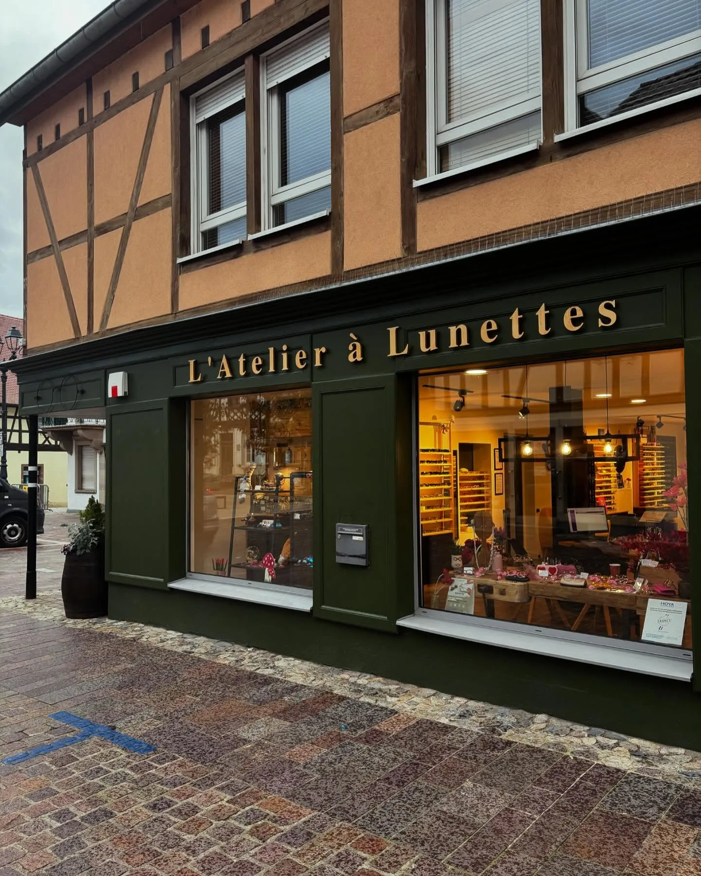 Façade de L'Atelier à Lunettes, place de l'Hôtel de Ville à Erstein